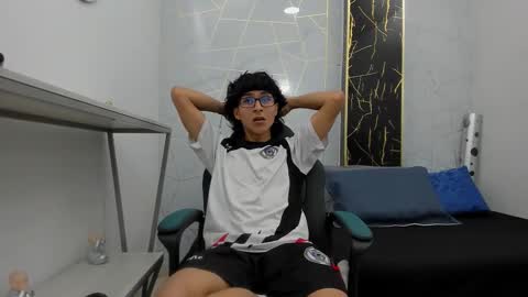 Snapshot of zoro_v chatting on 10-27-25, 07:29     online show from 10-27-25, 07:29