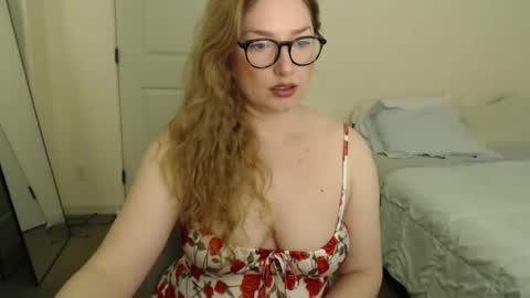 Snapshot of zuzuclaire chatting on 06-06-26, 09:08 Carly online show from 06-06-26, 09:08