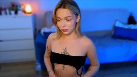 Snapshot of zuzzixx chatting on 11-07-25, 06:35 zuzzixx online show from 11-07-25, 06:35