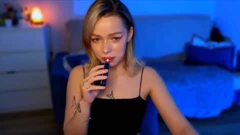 Snapshot of zuzzixx chatting on 11-10-25, 06:23 zuzzixx online show from 11-10-25, 06:23