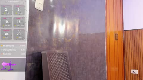 Snapshot of zyle_boobs_ chatting on 02-18-25, 11:08 ZYLE online show from 02-18-25, 11:08