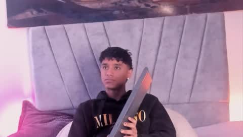 Snapshot of zyzz_1812 chatting on 12-02-25, 05:19 zyzz_1812 online show from 12-02-25, 05:19