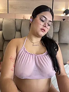 Snapshot of im_mou_ chatting on 12-15-25, 01:04 im mou online show from 12-15-25, 01:04