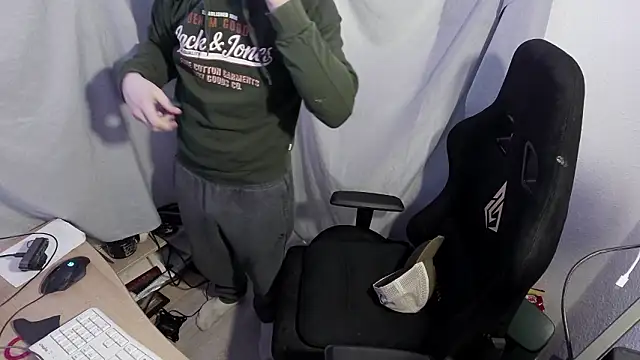 Snapshot of FunBoyPassiv chatting on 03-17-26, 07:39 FunBoyPassiv online show from 03-17-26, 07:39