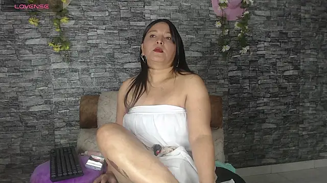 Snapshot of Danna_Paolaa_ chatting on 10-14-25, 05:30 Danna Paolaa  online show from 10-14-25, 05:30