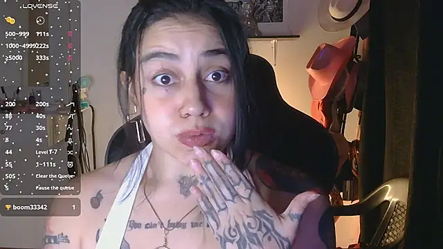 Snapshot of val_bardot chatting on 06-10-26, 02:34 val bardot online show from 06-10-26, 02:34