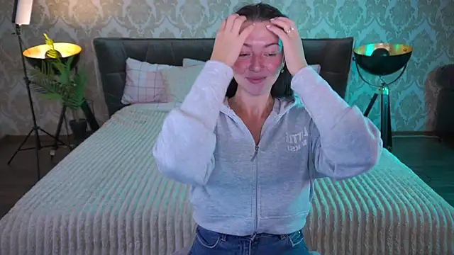 EmilyHalls online show from 09-12-25, 06:02