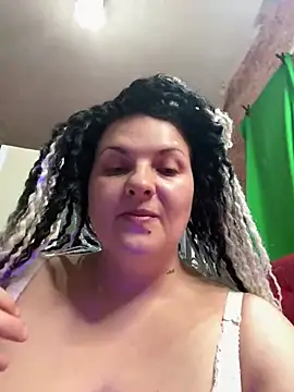 Snapshot of Taisia_W chatting on 02-14-25, 04:20 Taisia W online show from 02-14-25, 04:20