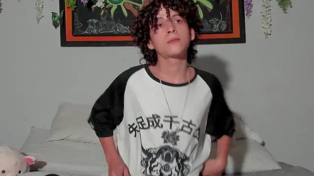 Snapshot of Cherry_boy_18 chatting on 02-12-25, 01:09 Cherry boy 18 online show from 02-12-25, 01:09