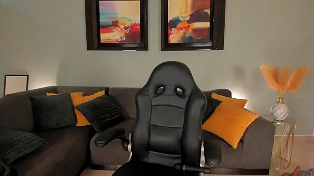 Snapshot of PuiYee chatting on 02-19-25, 11:57 PuiYee online show from 02-19-25, 11:57