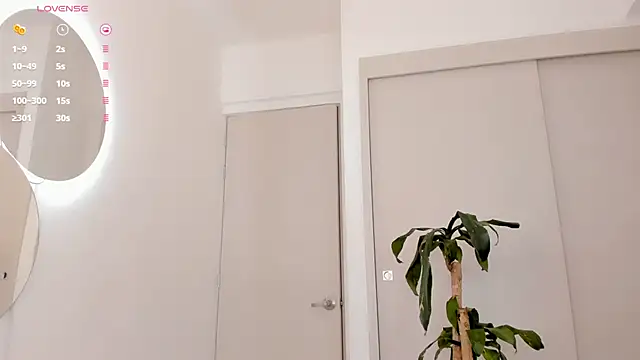 Snapshot of mia_yourmommy chatting on 01-25-25, 05:40 mia yourmommy online show from 01-25-25, 05:40