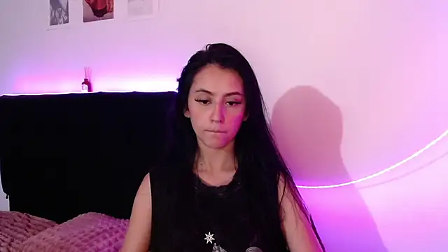 Coralinnee  online show from 03-19-25, 04:03