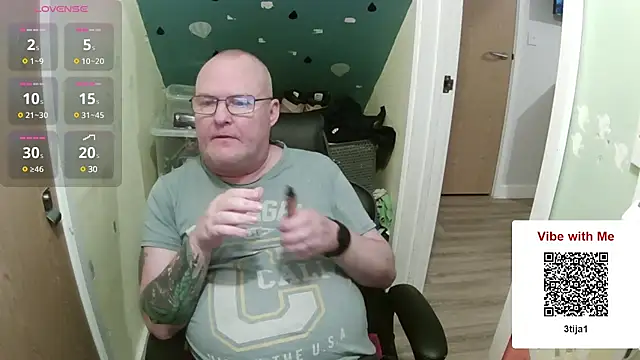 Snapshot of FriendlyDave chatting on 02-15-25, 06:55 FriendlyDave online show from 02-15-25, 06:55