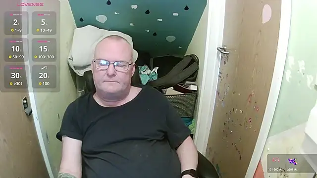 Snapshot of FriendlyDave chatting on 03-18-25, 12:03 FriendlyDave online show from 03-18-25, 12:03