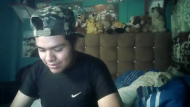 Snapshot of Valesh20 chatting on 11-17-25, 12:05 Valesh20 online show from 11-17-25, 12:05