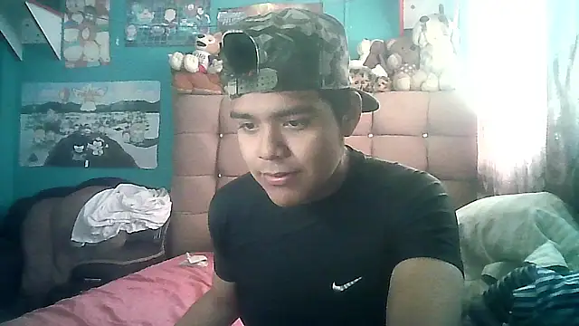 Snapshot of Valesh20 chatting on 11-24-25, 08:19 Valesh20 online show from 11-24-25, 08:19