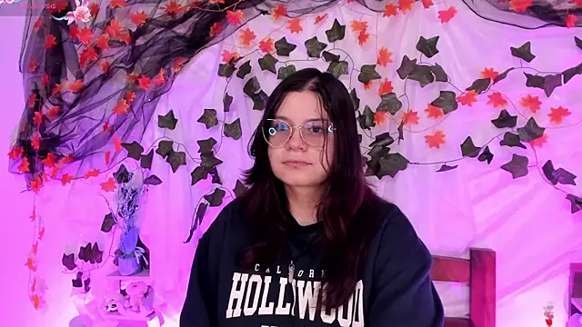 Snapshot of Mey_moon chatting on 02-08-25, 04:47 Mey moon online show from 02-08-25, 04:47