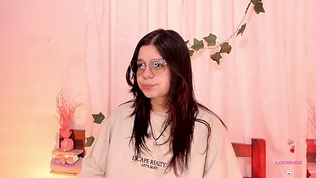 Snapshot of Mey_moon chatting on 02-15-25, 05:17 Mey moon online show from 02-15-25, 05:17