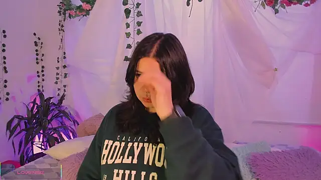 Snapshot of Mey_moon chatting on 12-20-25, 03:57 Mey moon online show from 12-20-25, 03:57