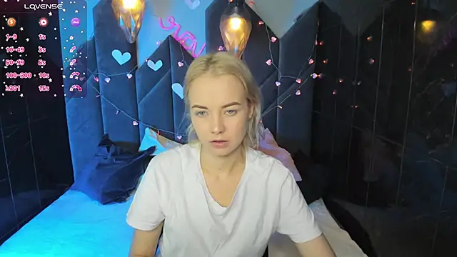 Snapshot of StephanieSweety chatting on 02-14-25, 02:02 StephanieSweety online show from 02-14-25, 02:02