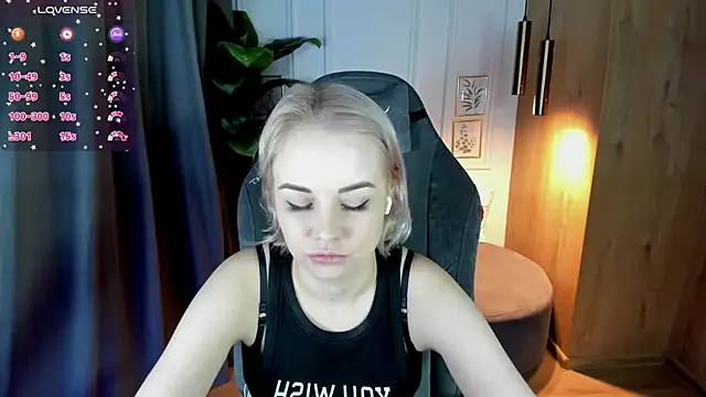 Snapshot of StephanieSweety chatting on 03-07-25, 12:12 StephanieSweety online show from 03-07-25, 12:12