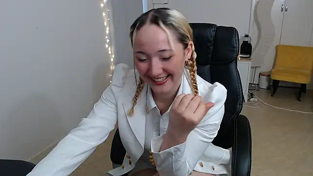 Crystal-dreamt online show from 10-04-25, 08:56