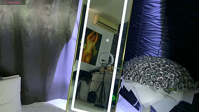 Snapshot of moniqque chatting on 03-20-25, 11:38 moniqque online show from 03-20-25, 11:38