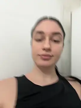 Snapshot of moniqque chatting on 10-04-25, 10:35 moniqque online show from 10-04-25, 10:35