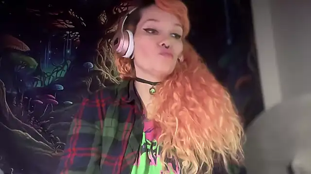 Snapshot of FRRANNKIE chatting on 01-11-26, 01:27 FRRANNKIE online show from 01-11-26, 01:27