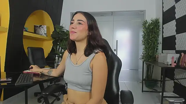 Snapshot of LucianaCarter chatting on 01-22-25, 04:02 LucianaCarter online show from 01-22-25, 04:02