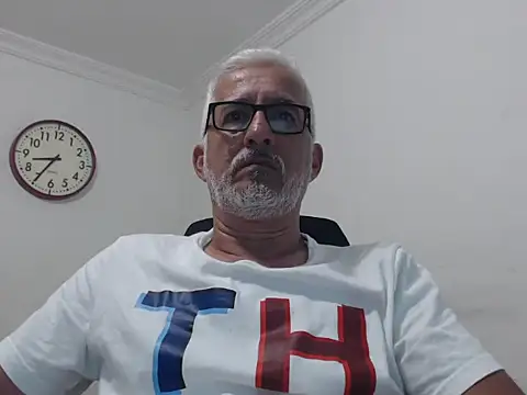 Snapshot of cenizo10124 chatting on 09-29-25, 01:33 cenizo10124 online show from 09-29-25, 01:33