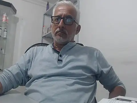 Snapshot of cenizo10124 chatting on 10-21-25, 02:18 cenizo10124 online show from 10-21-25, 02:18