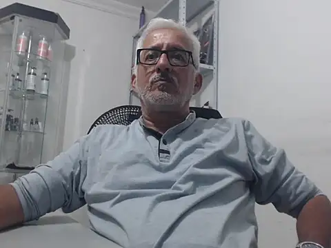 Snapshot of cenizo10124 chatting on 10-22-25, 02:23 cenizo10124 online show from 10-22-25, 02:23