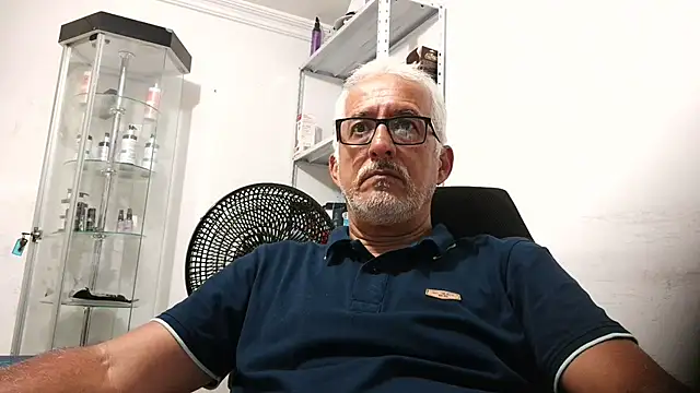 Snapshot of cenizo10124 chatting on 11-17-25, 09:09 cenizo10124 online show from 11-17-25, 09:09