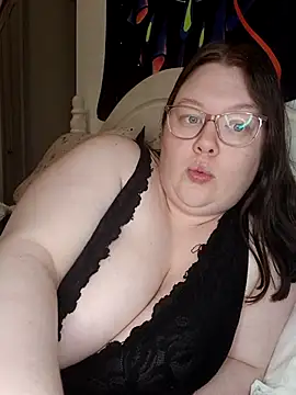Snapshot of Sexycurvyemilyy chatting on 04-18-26, 10:43 Sexycurvyemilyy online show from 04-18-26, 10:43