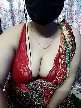 Snapshot of Sexybomb33 chatting on 12-29-24, 01:13 Sexybomb33 online show from 12-29-24, 01:13