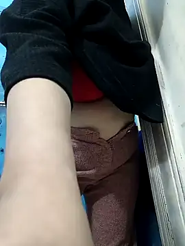 Snapshot of Sexybomb33 chatting on 01-03-25, 04:55 Sexybomb33 online show from 01-03-25, 04:55