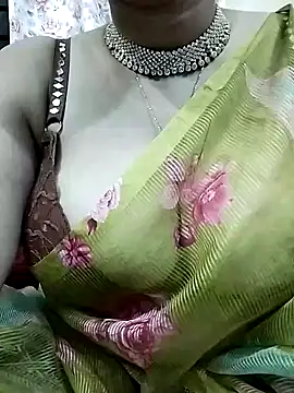 Snapshot of Sexybomb33 chatting on 01-26-25, 06:37 Sexybomb33 online show from 01-26-25, 06:37