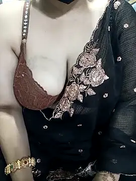 Snapshot of Sexybomb33 chatting on 02-14-25, 06:29 Sexybomb33 online show from 02-14-25, 06:29