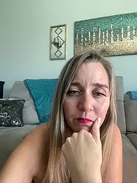 Snapshot of SkyelarSommer chatting on 12-03-24, 05:55 SkyelarSommer online show from 12-03-24, 05:55