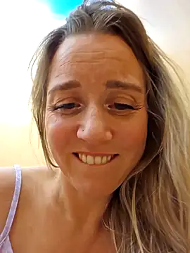 Snapshot of SkyelarSommer chatting on 12-08-24, 04:25 SkyelarSommer online show from 12-08-24, 04:25