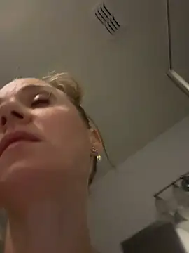 Snapshot of SkyelarSommer chatting on 12-11-24, 08:04 SkyelarSommer online show from 12-11-24, 08:04