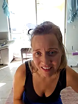 Snapshot of SkyelarSommer chatting on 12-13-24, 04:27 SkyelarSommer online show from 12-13-24, 04:27