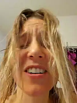 Snapshot of SkyelarSommer chatting on 01-05-25, 02:38 SkyelarSommer online show from 01-05-25, 02:38