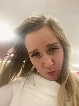 Snapshot of SkyelarSommer chatting on 01-23-25, 11:47 SkyelarSommer online show from 01-23-25, 11:47