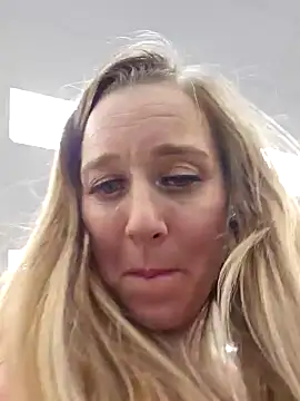 Snapshot of SkyelarSommer chatting on 02-01-25, 02:16 SkyelarSommer online show from 02-01-25, 02:16