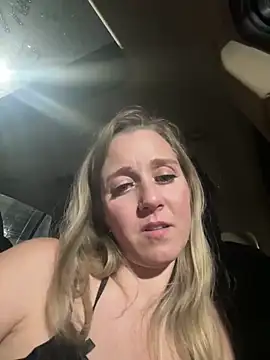 Snapshot of SkyelarSommer chatting on 02-04-25, 01:02 SkyelarSommer online show from 02-04-25, 01:02