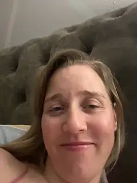 Snapshot of SkyelarSommer chatting on 03-05-25, 03:29 SkyelarSommer online show from 03-05-25, 03:29