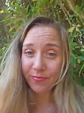 Snapshot of SkyelarSommer chatting on 03-19-25, 05:39 SkyelarSommer online show from 03-19-25, 05:39