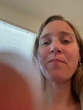 Snapshot of SkyelarSommer chatting on 09-20-25, 03:02 SkyelarSommer online show from 09-20-25, 03:02